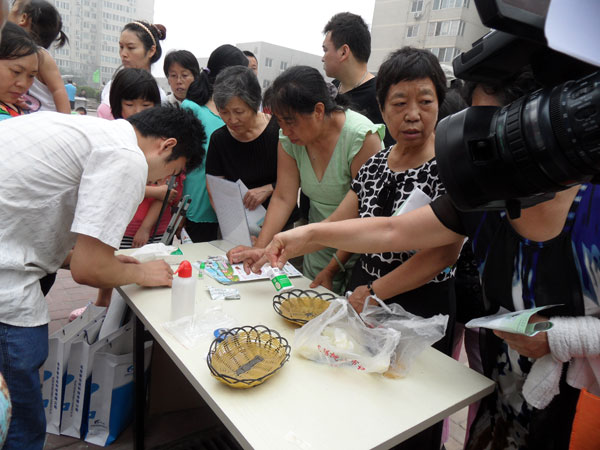 食品安全知識進社區 快速檢測試紙引關注